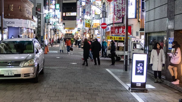 Menschen in nakacho, ueno, einem Rotlichtviertel mit vielen Clubs — Stockfoto