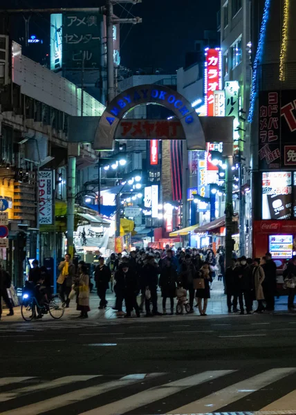 上野駅近くのアメ横や Ameyayokocho の市場。主要な買い物 — ストック写真