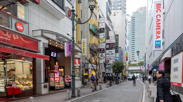 Menschen gehen in Akasaka, einem Wohn- und Geschäftsviertel von — Stockfoto