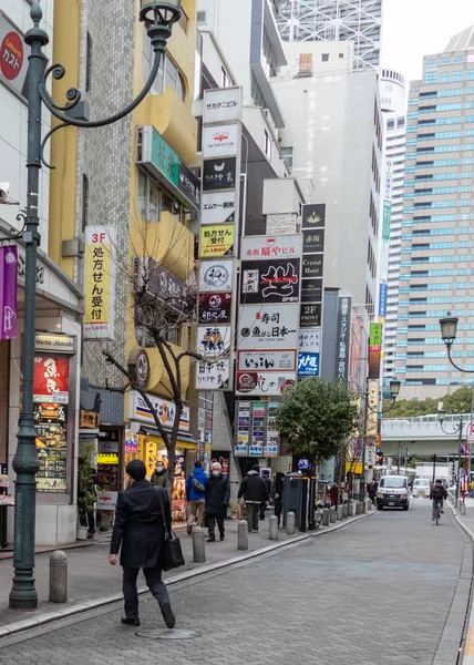 赤坂の住宅および商業地区の人々 は歩く — ストック写真