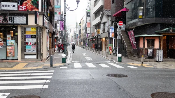 人々 は赤坂、住宅や商業の dis で雪の中歩く — ストック写真