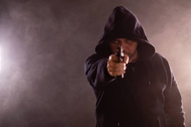 Adam siyah hoodie Puan tabanca