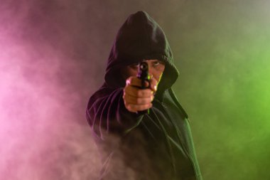 Adam siyah hoodie Puan tabanca
