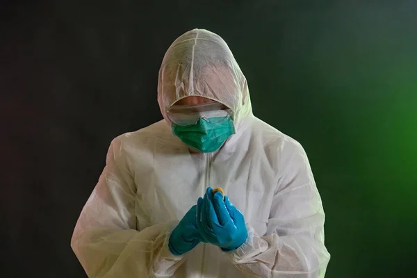 Muž v chemickém obleku kontroluje možné toxické materiály Stock Fotografie