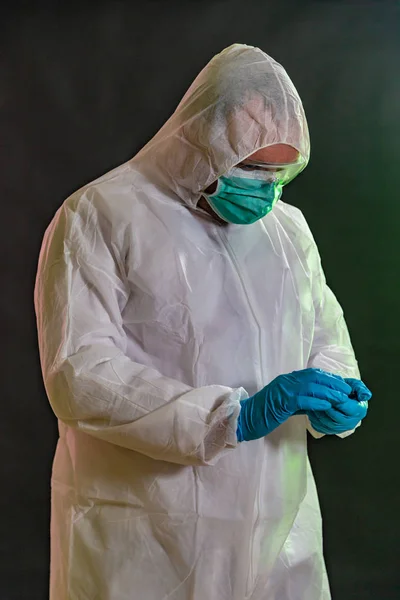 Muž v chemickém obleku měří úrovně toxicity Stock Obrázky