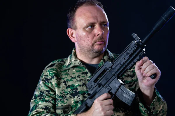 Soldado segurando rifle assalto — Fotografia de Stock
