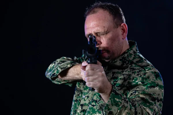 Soldado segurando rifle assalto — Fotografia de Stock