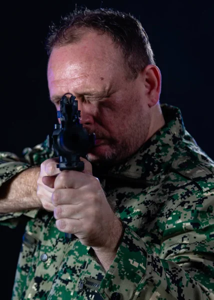 Soldado segurando rifle assalto — Fotografia de Stock