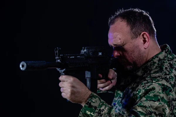 Soldado segurando rifle assalto — Fotografia de Stock