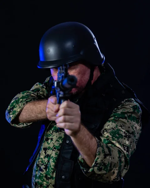 Soldado sosteniendo rifle de asalto — Foto de Stock