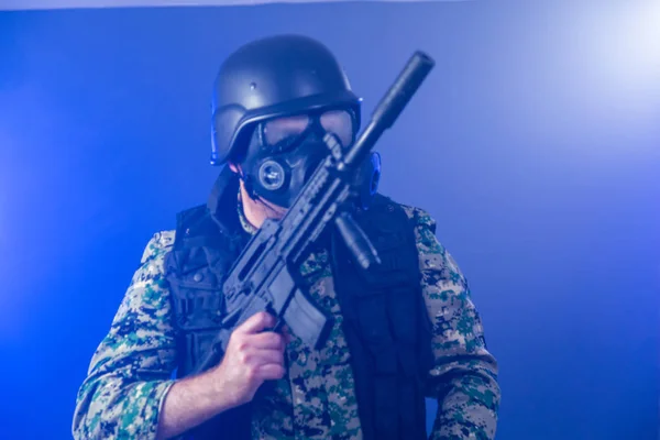 Żołnierz trzyma karabin szturmowy w zadymionych haze — Zdjęcie stockowe