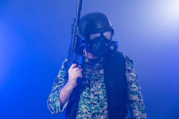 Soldado sosteniendo rifle de asalto en neblina humeante —  Fotos de Stock