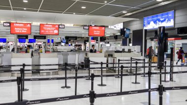 Kimliği belirsiz insanlar Narita Uluslararası Havaalanı 'Na seyahat