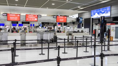 Kimliği belirsiz insanlar Narita Uluslararası Havaalanı 'Na seyahat