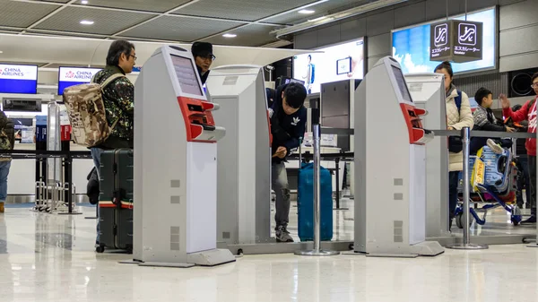 Persone non identificate viaggiano all'aeroporto internazionale di Narita a To — Foto Stock