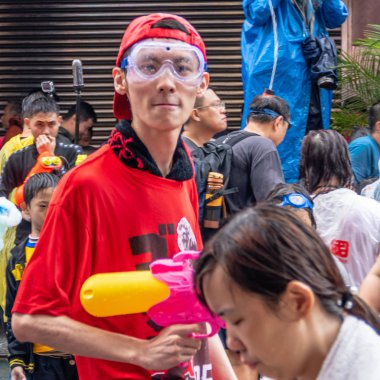 Songkran Festivali için su savaşında tanımlanamayan insanlar