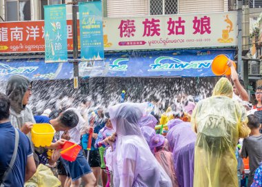 Songkran Festivali için su savaşında tanımlanamayan insanlar