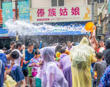 Songkran Festivali için su savaşında tanımlanamayan insanlar