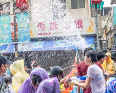 Songkran Festivali için su savaşında tanımlanamayan insanlar