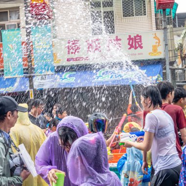 Songkran Festivali için su savaşında tanımlanamayan insanlar