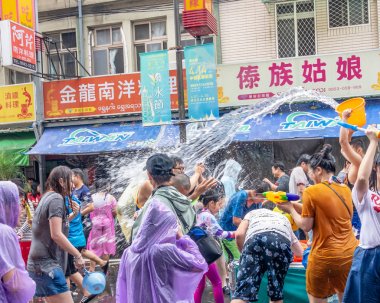 Songkran Festivali için su savaşında tanımlanamayan insanlar