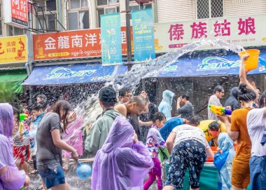 Songkran Festivali için su savaşında tanımlanamayan insanlar