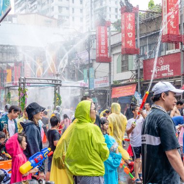 Songkran Festivali için su savaşında tanımlanamayan insanlar