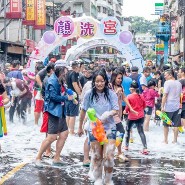 Songkran Festivali için su savaşında tanımlanamayan insanlar