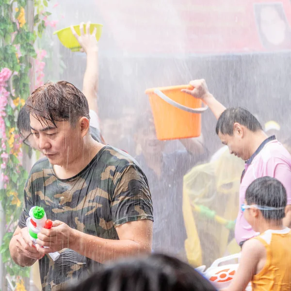 Des personnes non identifiées dans l'eau se battent pour le Festival de Songkran — Photo
