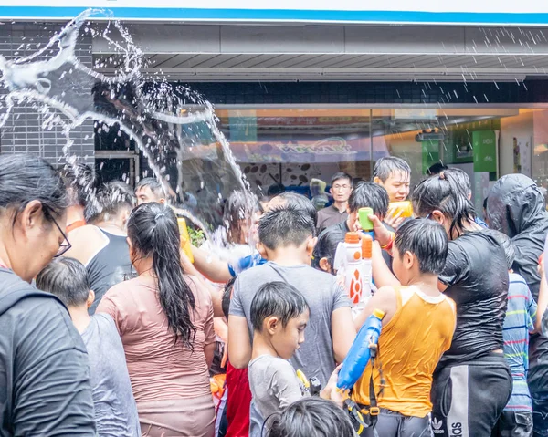 Niet-geïdentificeerde mensen in het water vechten voor Songkran Festival — Stockfoto
