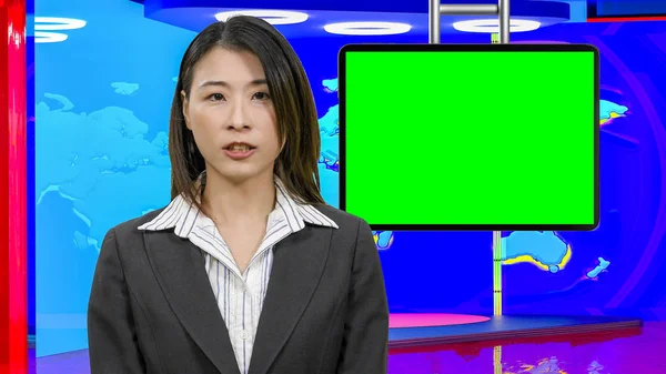仮想テレビスタジオで女性アジアニュースアンカーウーマン、オリジナルデス — ストック写真
