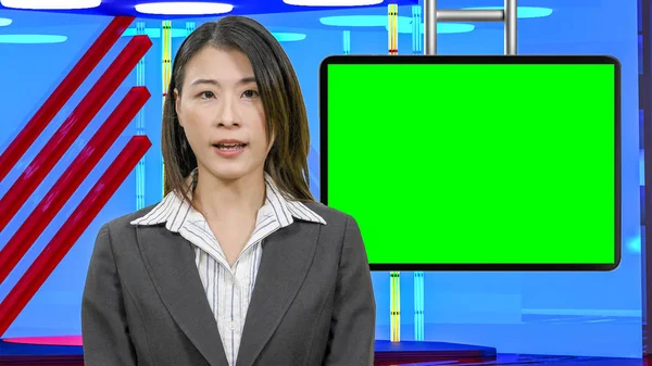 Weibliche asiatische Nachrichtenmoderatorin im virtuellen Fernsehstudio, original des — Stockfoto