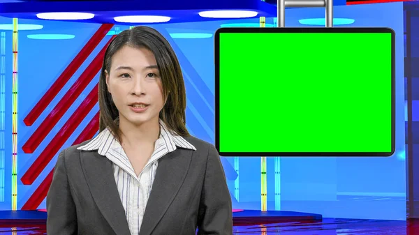 Γυναικείο ασιατικές ειδήσεις παρουσιαστή στο εικονικό στούντιο TV, Αρχική des — Φωτογραφία Αρχείου