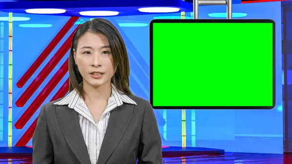 Weibliche asiatische Nachrichtenmoderatorin im virtuellen Fernsehstudio, original des — Stockfoto