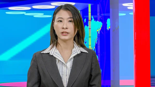 Weibliche asiatische Nachrichtenmoderatorin im virtuellen Fernsehstudio, original des — Stockfoto