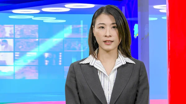 Femmina Asian News conduttrice in studio TV virtuale, originale des Immagini Stock Royalty Free