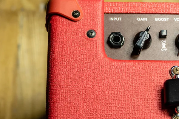 Kırmızı elektro gitar amplifikatör kontrol paneli — Stok fotoğraf