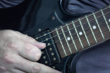 Solo gitar çalan adamın yakın çekim 