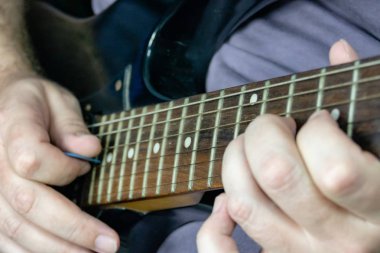 Solo gitar çalan adamın yakın çekim 
