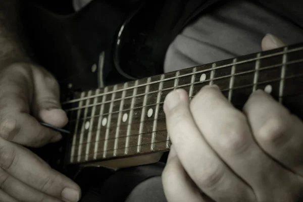 Close-up de homem tocando solo de guitarra principal — Fotografia de Stock