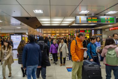 Japon tren istasyonunda ki yolcular