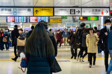 Japon tren istasyonunda ki yolcular