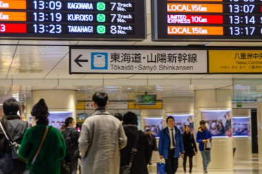 Japon tren istasyonunda ki yolcular