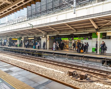 Japon tren istasyonunda ki yolcular