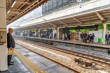 Japon tren istasyonunda ki yolcular