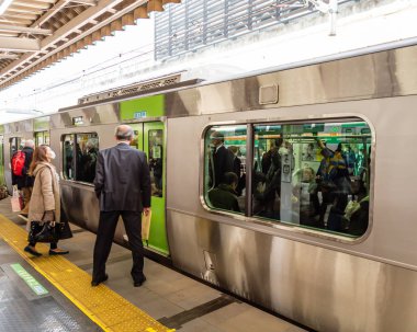 Japon tren istasyonunda ki yolcular