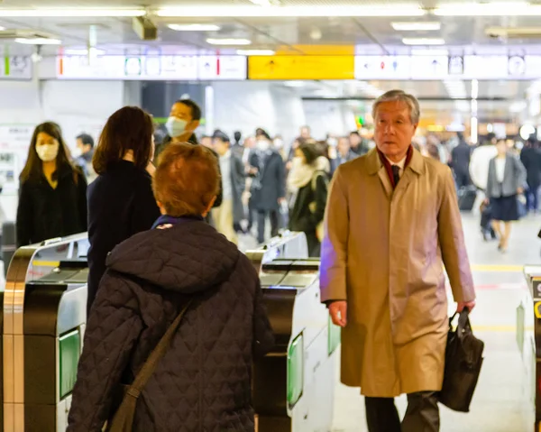 Commuters at Japanese train station — Stock Photo, Image