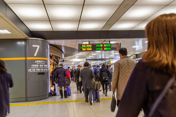 Commuters at Japanese train station — Stock Photo, Image