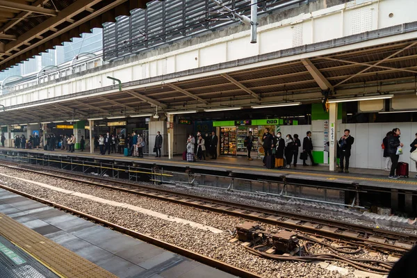 Commuters at Japanese train station — Stock Photo, Image