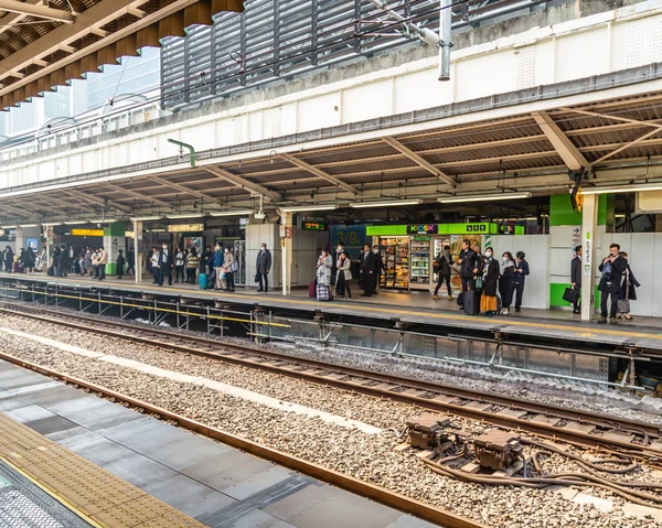 Commuters at Japanese train station — Stock Photo, Image